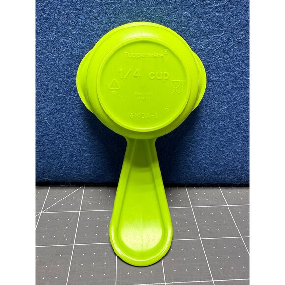 Nested Green Tupperware Measuring Cups with Curved Green Handle Set of 6 - Picture 2 of 10